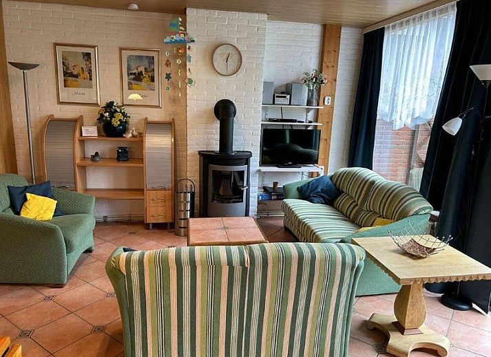 Buitenzicht van Vakantiehuis Slufterhoek 128 in De Cocksdorp, Texel met zonnig terras.