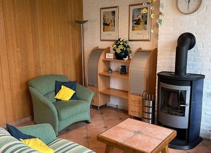 Buitenzicht van Vakantiehuis Slufterhoek 128 in De Cocksdorp, Texel met zonnig terras.