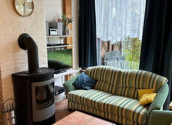 Buitenzicht van Vakantiehuis Slufterhoek 128 in De Cocksdorp, Texel met zonnig terras.