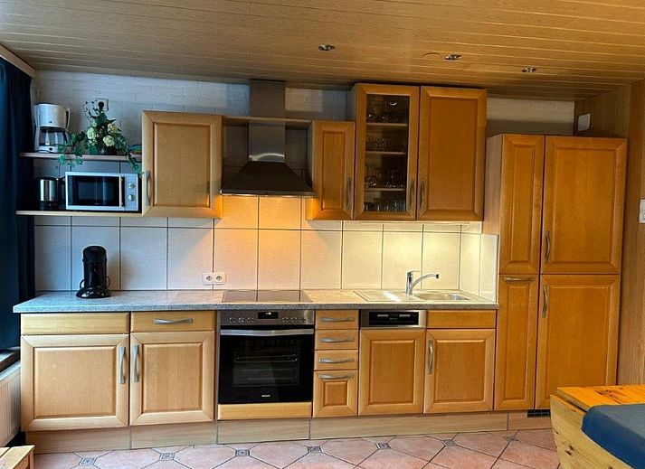 Buitenzicht van Vakantiehuis Slufterhoek 128 in De Cocksdorp, Texel met zonnig terras.