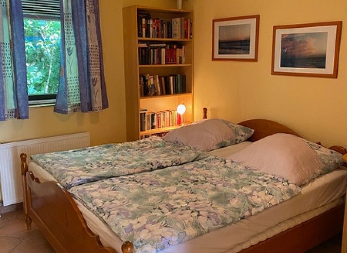 Gezellige woonkamer van Vakantiehuis Slufterhoek 128 in De Cocksdorp, Texel met open haard.