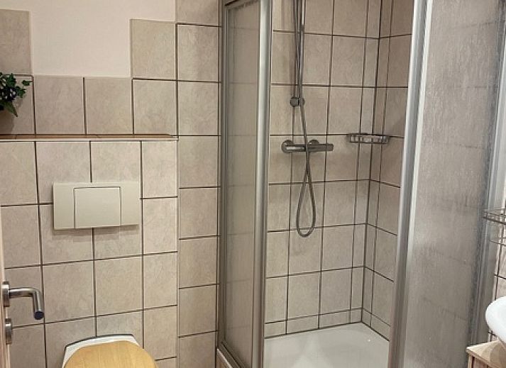 Gezellige woonkamer van Vakantiehuis Slufterhoek 128 in De Cocksdorp, Texel met open haard.