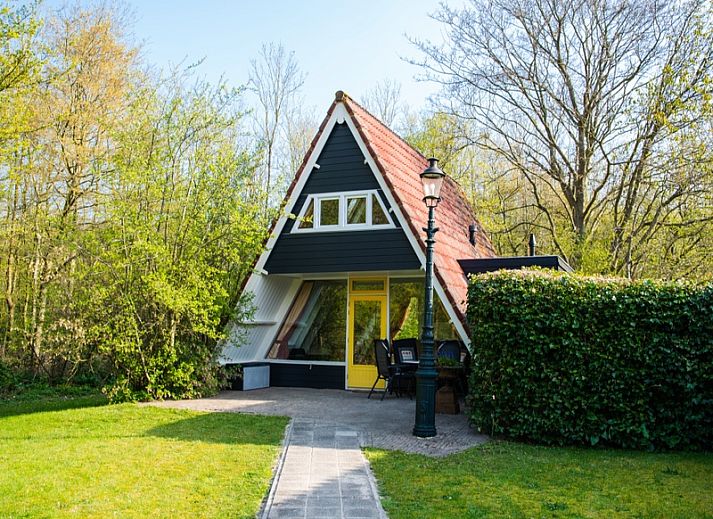 Charming Bungalow Pier 53 in De Cocksdorp, Texel, surrounded by nature.