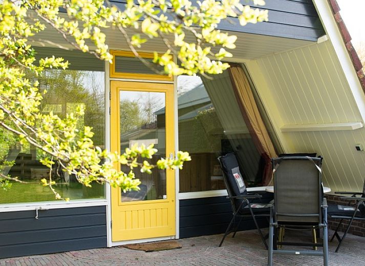 Charming Bungalow Pier 53 in De Cocksdorp, Texel, surrounded by nature.
