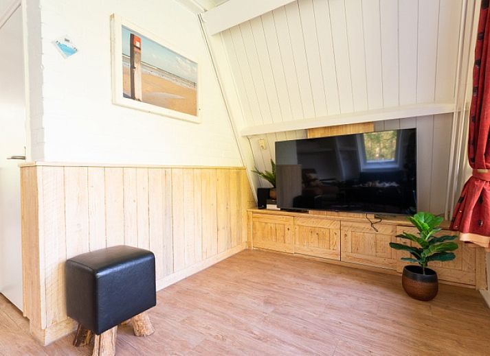 Charming Bungalow Pier 53 in De Cocksdorp, Texel, surrounded by nature.