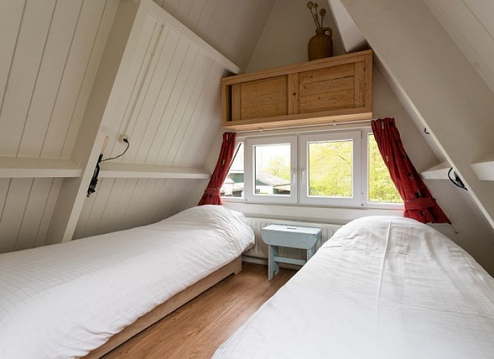 Veranda of Bungalow Pier 53 in De Cocksdorp, Texel with seating area.