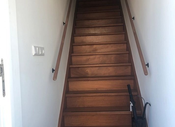 Gezellige eetruimte van Appartement C in De Cocksdorp, Texel met houten tafel en moderne keuken.
