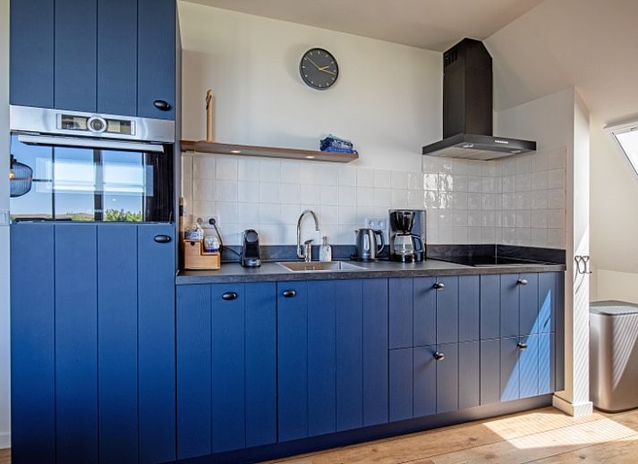 Buitenkant van Appartement C, een charmant vakantiehuis in De Cocksdorp, Texel met traditionele architectuur.