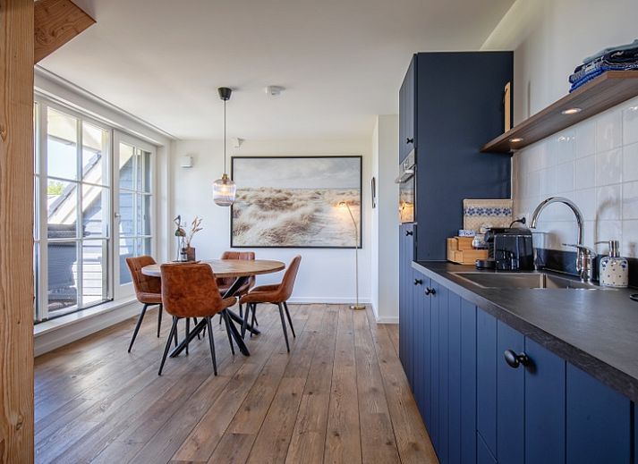 Buitenkant van Appartement C, een charmant vakantiehuis in De Cocksdorp, Texel met traditionele architectuur.