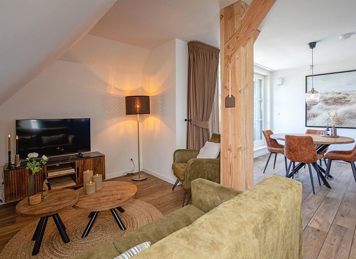 Buitenkant van Appartement C, een charmant vakantiehuis in De Cocksdorp, Texel met traditionele architectuur.