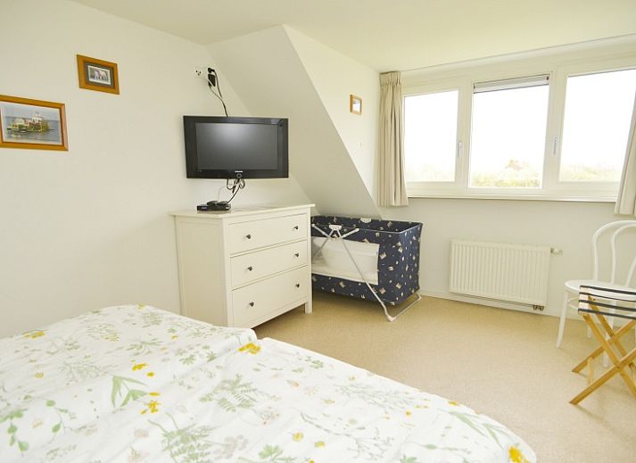 Bright living room in Plexat, vacation home in De Cocksdorp, Texel overlooking the garden.