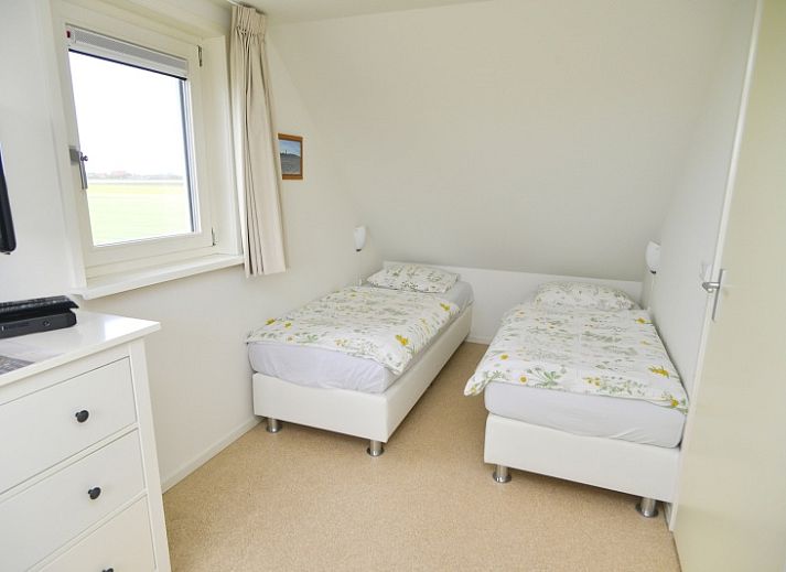 Bright living room in Plexat, vacation home in De Cocksdorp, Texel overlooking the garden.