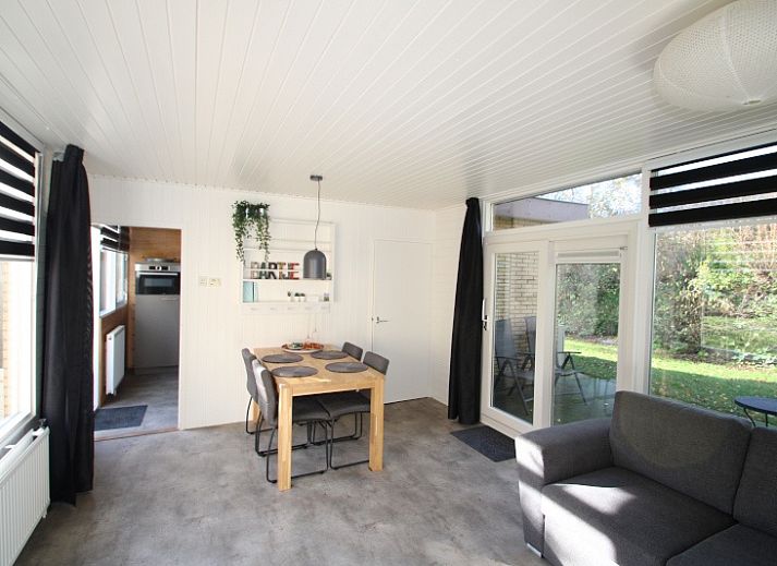 Bungalow Tamarisk 164 - Bartje in De Cocksdorp, Texel met zonnig terras en groene omgeving.