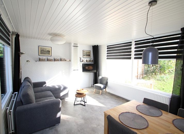 Bungalow Tamarisk 164 - Bartje in De Cocksdorp, Texel met zonnig terras en groene omgeving.