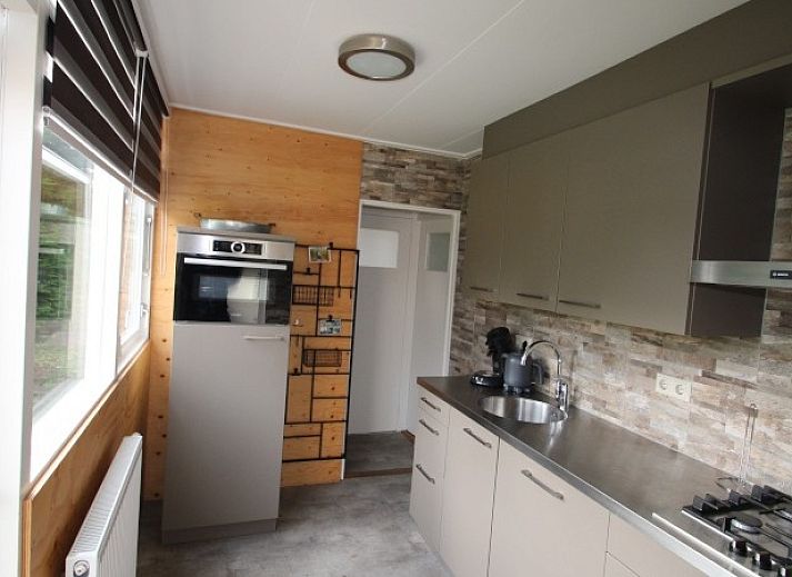 Moderne woonkamer in Bungalow Tamarisk 164 - Bartje, De Cocksdorp, Texel met comfortabele zithoek.