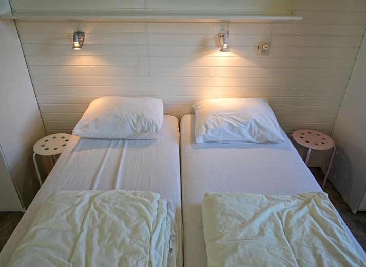 Moderne woonkamer in Bungalow Tamarisk 164 - Bartje, De Cocksdorp, Texel met comfortabele zithoek.