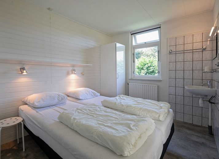 Moderne woonkamer in Bungalow Tamarisk 164 - Bartje, De Cocksdorp, Texel met comfortabele zithoek.