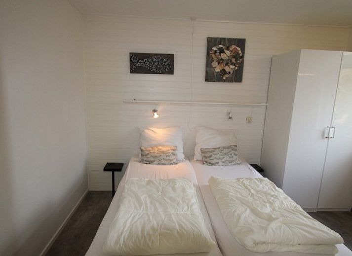 Moderne woonkamer in Bungalow Tamarisk 164 - Bartje, De Cocksdorp, Texel met comfortabele zithoek.