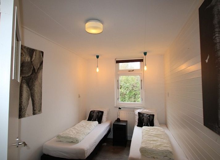 Eetruimte van Bungalow Tamarisk 164 - Bartje in De Cocksdorp, Texel met uitzicht op de tuin.