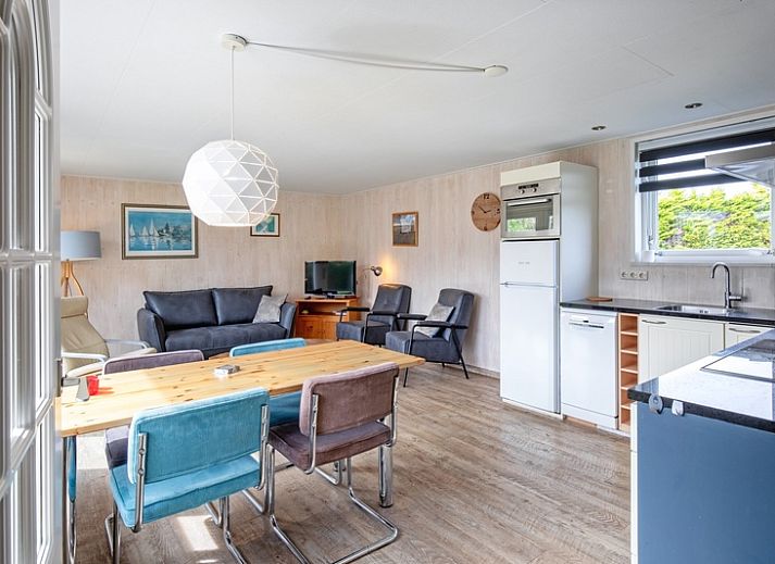 Veranda des Bungalows Tamarisk 206 in De Cocksdorp, Texel mit Fluegeltueren zum Garten.