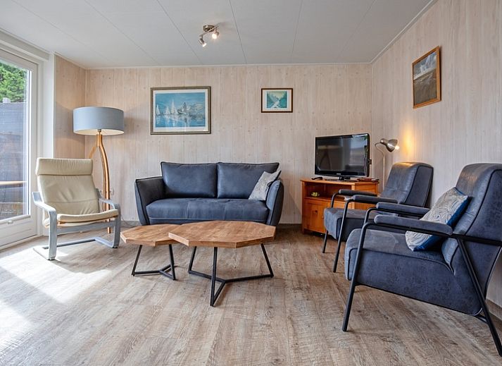 Veranda des Bungalows Tamarisk 206 in De Cocksdorp, Texel mit Fluegeltueren zum Garten.