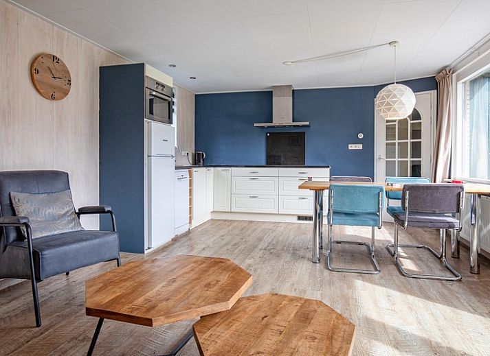 Veranda des Bungalows Tamarisk 206 in De Cocksdorp, Texel mit Fluegeltueren zum Garten.