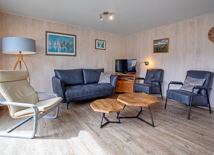 Veranda des Bungalows Tamarisk 206 in De Cocksdorp, Texel mit Fluegeltueren zum Garten.