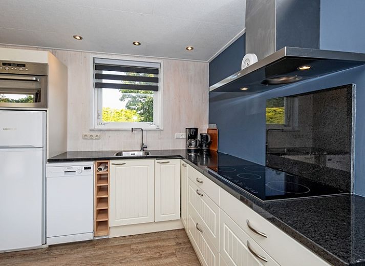 Geraeumiges Wohnzimmer des Ferienhauses Bungalow Tamarisk 206 in De Cocksdorp, Texel mit gemuetlicher Sitzecke.