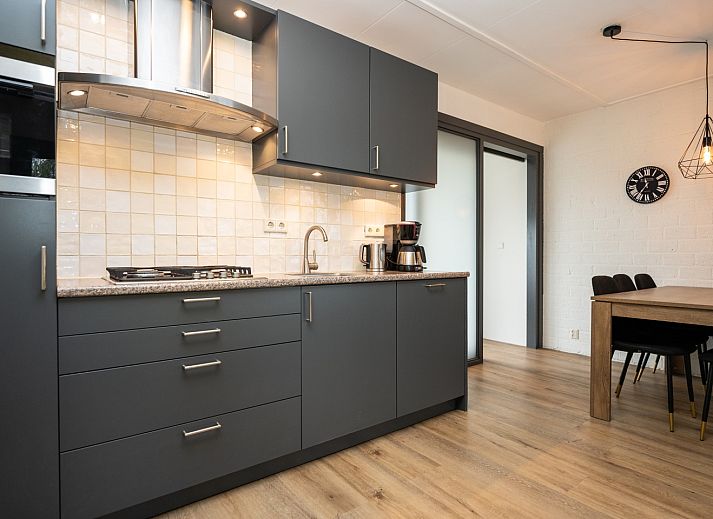 Vakantiehuis 34A in De Cocksdorp, Texel met zonnig terras en groene omgeving.