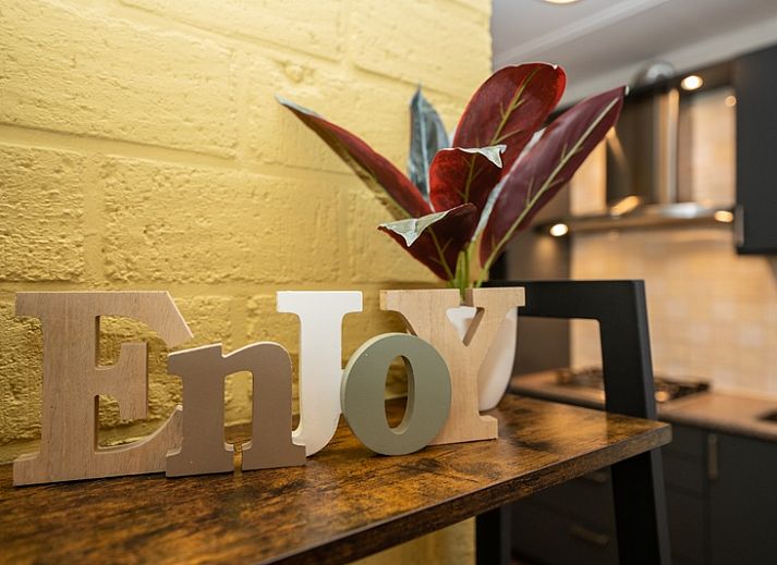 Lichte binnenruimte van Vakantiehuis 34A in De Cocksdorp, Texel met uitzicht op de tuin.