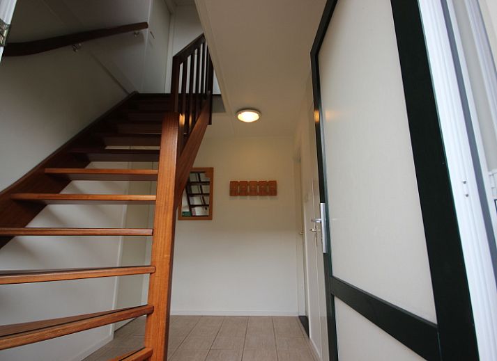 Gezellige woonkamer van Bungalow De Witte Hoek 6 Pers. in De Cocksdorp, Texel met uitzicht op de tuin.