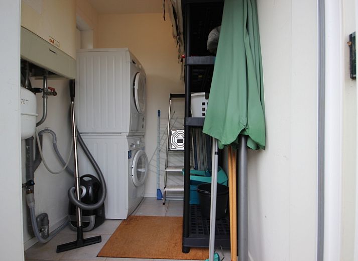 Gezellige woonkamer van Bungalow De Witte Hoek 6 Pers. in De Cocksdorp, Texel met uitzicht op de tuin.