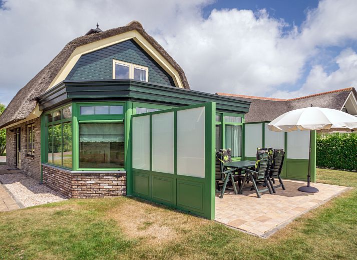 Villa De Witte Hoek conservatory in De Cocksdorp on Texel with spacious terrace and parasol.