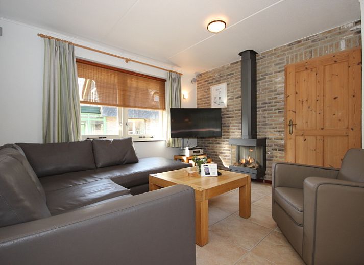 Villa De Witte Hoek conservatory in De Cocksdorp on Texel with spacious terrace and parasol.