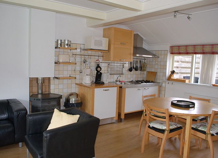 Vorderansicht des Ferienhauses Kikkertstraat 067 in De Cocksdorp, Texel, mit gruenem Garten.