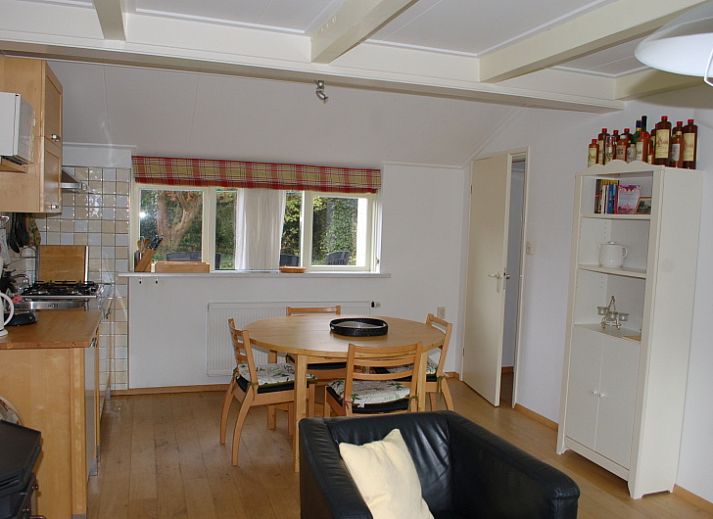 Vorderansicht des Ferienhauses Kikkertstraat 067 in De Cocksdorp, Texel, mit gruenem Garten.