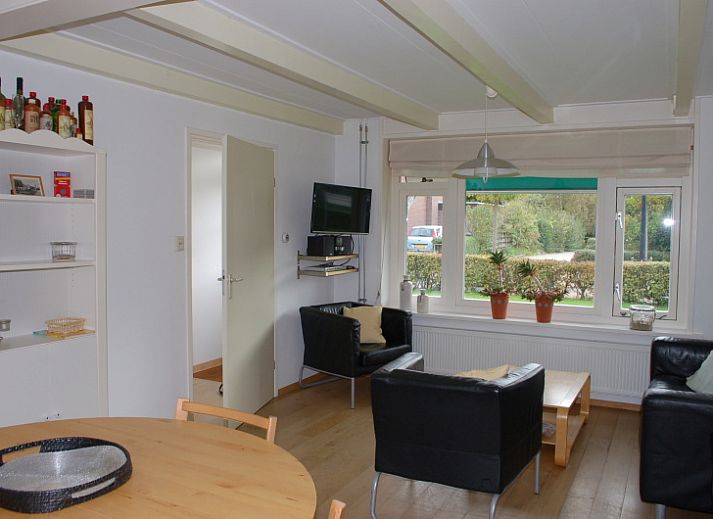 Vorderansicht des Ferienhauses Kikkertstraat 067 in De Cocksdorp, Texel, mit gruenem Garten.