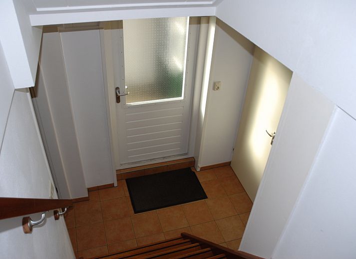 Vorderansicht des Ferienhauses Kikkertstraat 067 in De Cocksdorp, Texel, mit gruenem Garten.