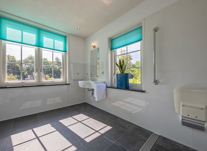 Ferienhaus in De Cocksdorp, Texel, ein charmantes Ferienhaus mit einer einladenden Terrasse, umgeben von der Natur der Watteninseln.