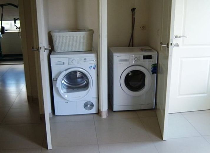 Ferienhaus in De Cocksdorp, Texel, ein charmantes Ferienhaus mit einer einladenden Terrasse, umgeben von der Natur der Watteninseln.