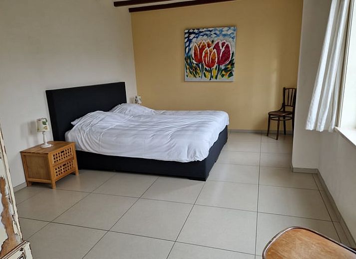 Geraeumiges Wohnzimmer in Cottage in De Cocksdorp, Texel mit Holzinterieur und grossen Fenstern, ideales Ferienhaus auf den Watteninseln.