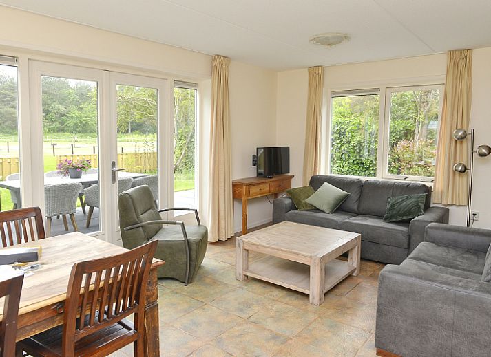 Vuurtorenwachter vakantiehuis in De Cocksdorp, Texel, met charmante bakstenen gevel en groene omgeving.