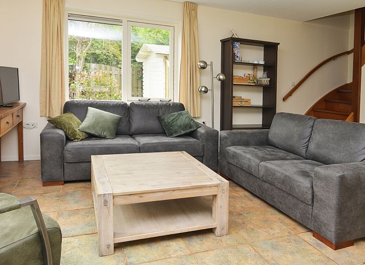 Vuurtorenwachter vakantiehuis in De Cocksdorp, Texel, met charmante bakstenen gevel en groene omgeving.