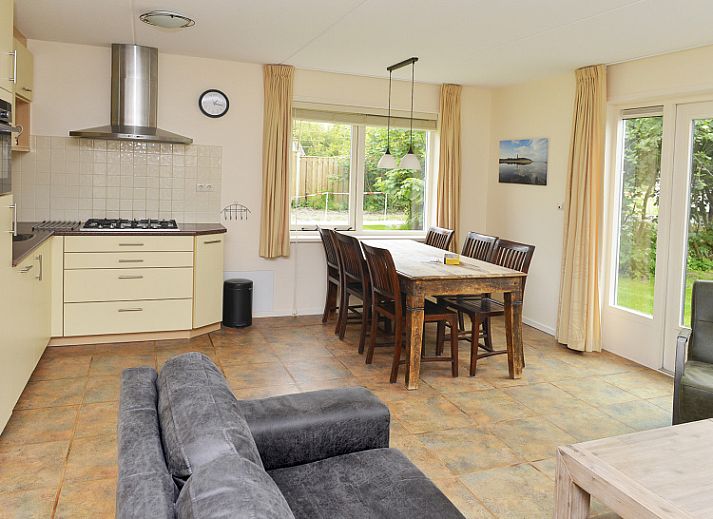 Vuurtorenwachter vakantiehuis in De Cocksdorp, Texel, met charmante bakstenen gevel en groene omgeving.