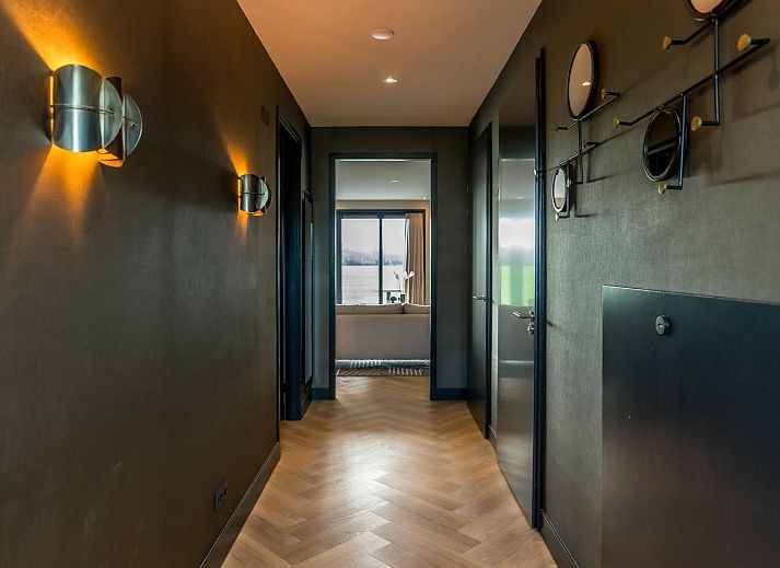 Stijlvolle wanddecoratie in de woonkamer van Princenhof 3 Texel.