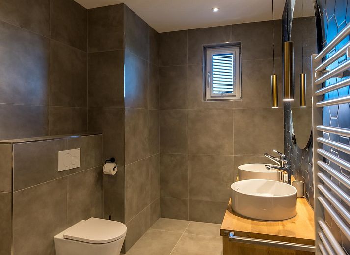 Stijlvolle wanddecoratie in de woonkamer van Princenhof 3 Texel.