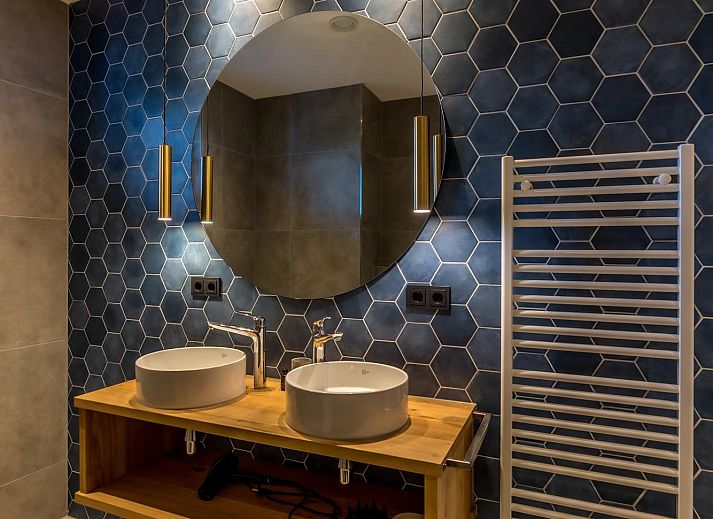 Stijlvolle wanddecoratie in de woonkamer van Princenhof 3 Texel.