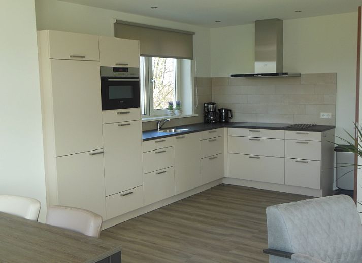 Zevenbergen Texel - Bungalow Zevenbergen in De Cocksdorp met ruime veranda en modern terras.