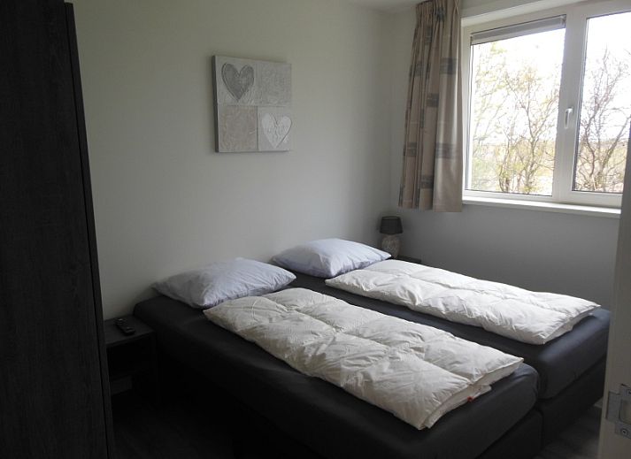 Eetruimte in Zevenbergen Texel - Bungalow Zevenbergen, De Cocksdorp, met veel natuurlijk licht.