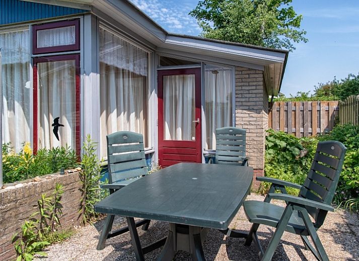 9600 - Daalder - Troost vakantiehuis in De Cocksdorp Texel met groene tuin en schaduwrijke veranda.